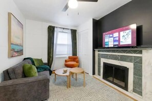 Smart TV - Modern Urban Stay NYC PATH Access - Pet friendly (Jersey City)