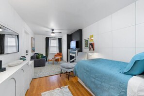 1 bedroom, travel crib, WiFi, bed sheets - Modern Urban Stay NYC PATH Access - Pet friendly (Jersey City)
