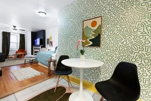 1 bedroom, travel crib, WiFi, bed sheets - Modern Urban Stay NYC PATH Access - Pet friendly (Jersey City)