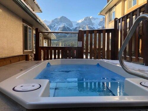 Cozy Rockies- hot tub, free parking, view, AC, king bed, 2BR, sleeps 8- B211