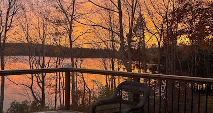 Noah’s private lakefront cottage, spacious for a peaceful and relaxing stay.