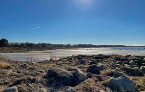 A coastal landscape with a clear sky, rocky terrain, and a distant shoreline. - 2 bedroom cozy home in Farhult (Farhult)