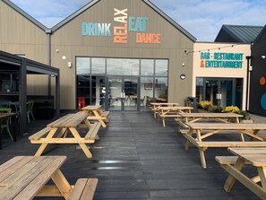 Outdoor dining - BelLa VistA - Holiday Home On The Beach (Saint Osyth)