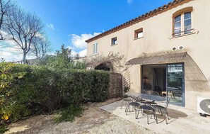 Outdoor dining - Stunning home in Saint-Laurent-de-la-Ca (Saint-Laurent-de-la-Ca)