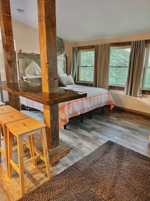 Deluxe Studio | In-room dining