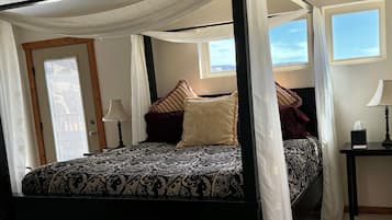 Phòng, quang cảnh núi | Trang trí khác biệt, trang bị nội thất với thiết kế riêng biệt, bàn