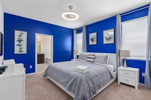6 Schlafzimmer, Schreibtisch, Bügeleisen/Bügelbrett, Reisekinderbett