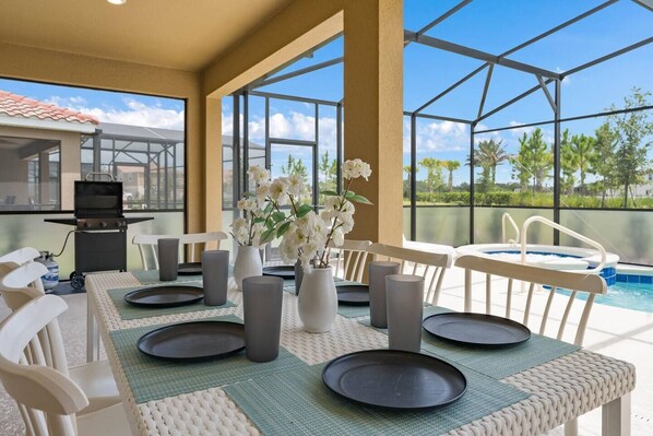Outdoor dining - Luxury Theme, Designer Game Room Pool/Spa Weekly/Monthly Discount (Davenport)