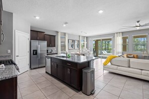 Interior - Luxury Theme, Designer Game Room Pool/Spa Weekly/Monthly Discount (Davenport)