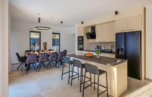 Kühlschrank, Ofen, Geschirrspüler, Wasserkocher mit Kaffee-/Teezubehör