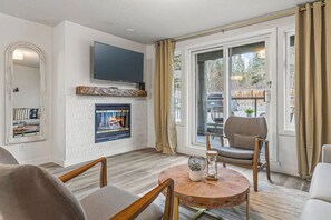 Smart TV, fireplace, stereo - W116-KingBd/CnvtLocation/FreeParking/Gym/1BR/2TV/Sleep4 (Canmore)