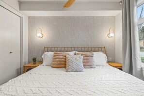 1 bedroom, desk, iron/ironing board, travel cot - W116 Whimsical Canmore Stay- A/C, King bed, Central, Free Parking, Disney+, HBO (Canmore)