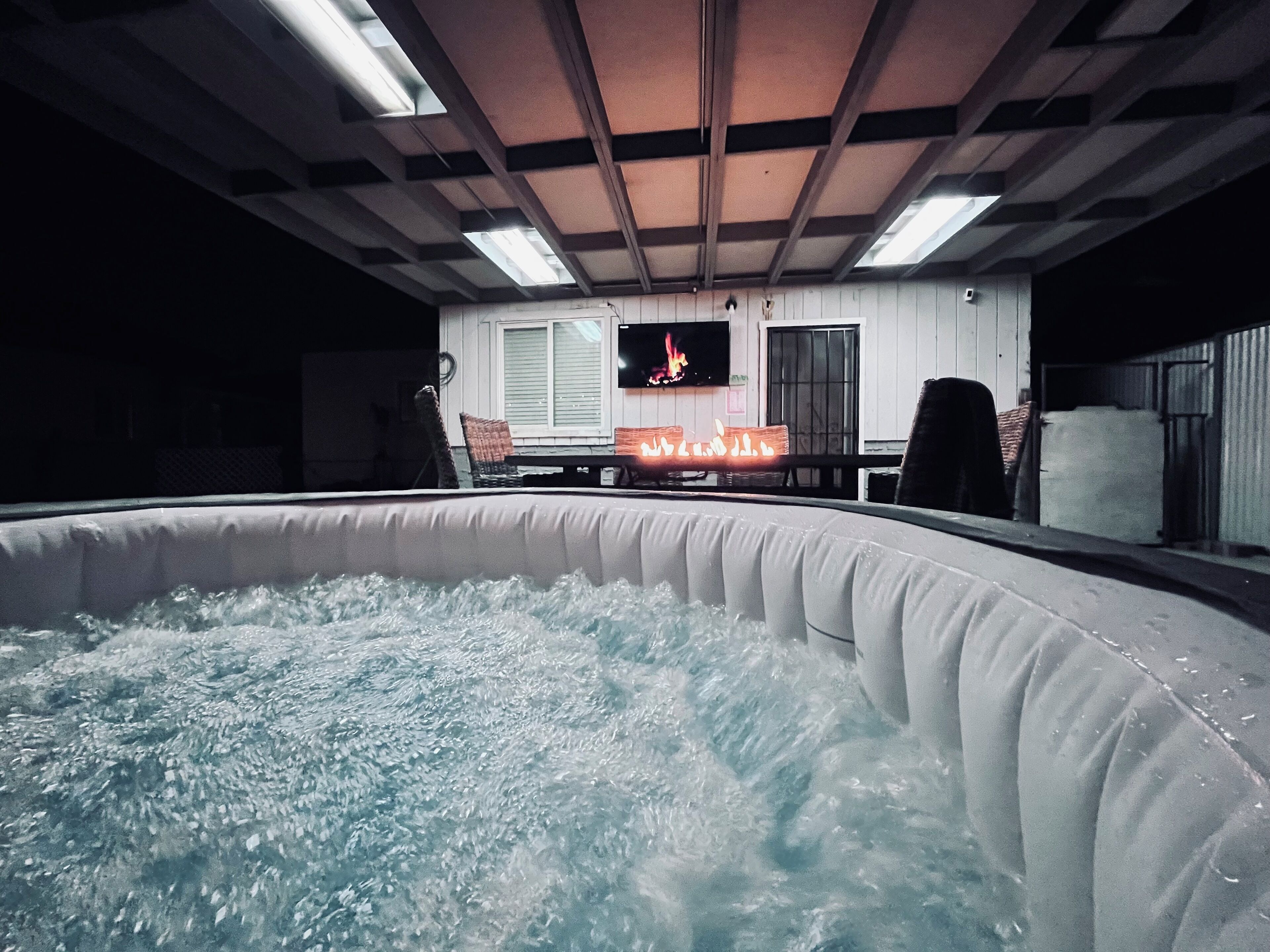 Banyera d'hidromassatge a l'aire lliure