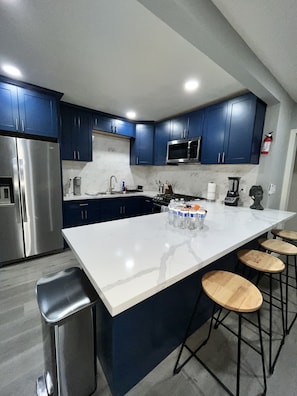 Een koelkast, een microgolfoven, een oven, een kookplaat