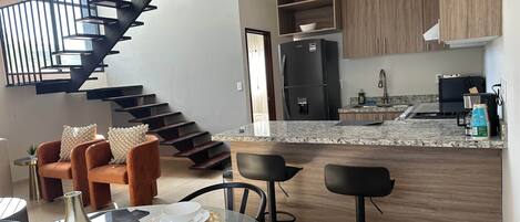 雪櫃、微波爐、焗爐、爐具