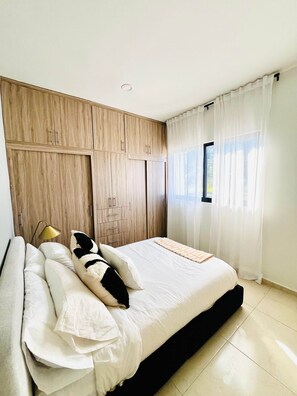 3 chambres, coffres-forts dans les chambres, fer et planche à repasser