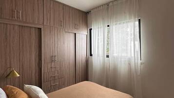 3 slaapkamers, een kluis op de kamer, een strijkplank/strijkijzer, wifi