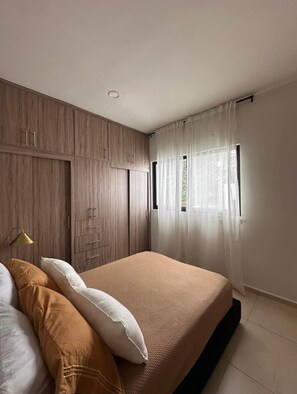 3 quartos, cofres nos quartos, ferros/tábuas de passar roupa, Wi-Fi