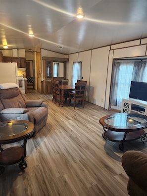 Smart TV, video games - Fishermen, Outdoor Enthusiasts Welcome To Our Home! (Mannsville)