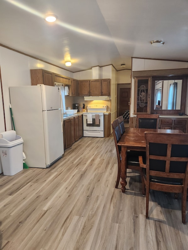 Fridge, microwave, oven, stovetop - Fishermen, Outdoor Enthusiasts Welcome To Our Home! (Mannsville)