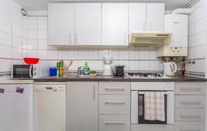 Een koelkast, een oven, een kookplaat, een vaatwasser