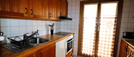 Een microgolfoven, een oven, een kookplaat, een vaatwasser