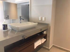 Bruser, hårtørrer, håndklæder, Toiletpapir