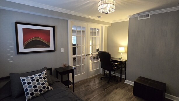 2 bedrooms, desk, iron/ironing board, WiFi (free) - Deluxe! New Apt Loft Near Downtown – Ready for Families and Business Travelers. (Raleigh)