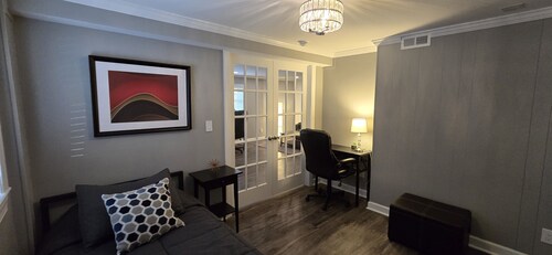 Deluxe! New Apt Loft Near Downtown – Ready for Families and Business Travelers.