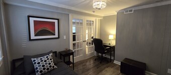 Deluxe! New Apt Loft Near Downtown – Ready for Families and Business Travelers.