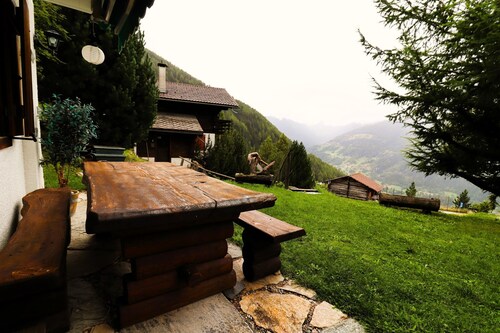 Charming detached cottage for up to 5 people. It has a good location close to a shuttle bus stop tha