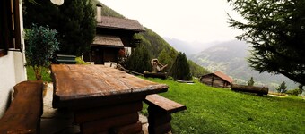 Charming detached cottage for up to 5 people. It has a good location close to a shuttle bus stop tha