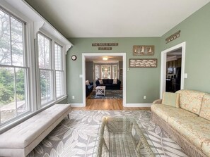 Télévision, cheminée, lecteur de DVD