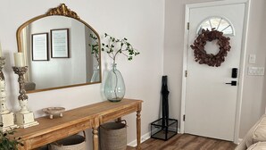 Smart-TV, Kamin, Bücher, Drucker