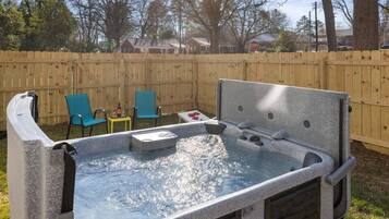 Banyera d'hidromassatge a l'aire lliure