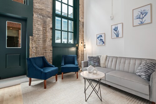 Stylish DT Apartment Loft l Rooftop+Parking+Gym! Sleeps 4 

