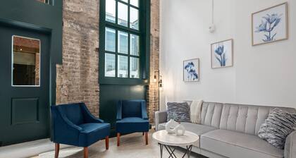 Stylish DT Apartment Loft l Rooftop+Parking+Gym! Sleeps 4