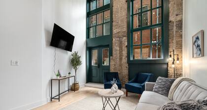 Stylish DT Apartment Loft l Rooftop+Parking+Gym! Sleeps 4