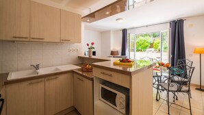 Una cocina moderna con armarios de madera, horno empotrado y una barra desayunadora.