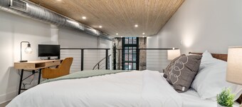 Urban Oasis DT Apartment Loft l Gym+Rooftop+Parking! Sleeps 4
