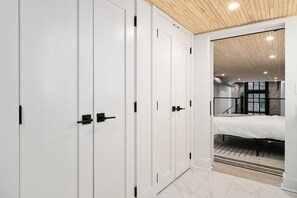 2 habitaciones, escritorio, tabla de planchar con plancha y wifi 