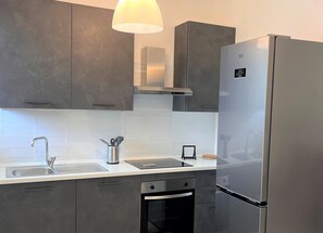 Kylskåp, ugn, spishäll och diskmaskin