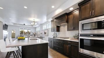 KylskÄp, mikrovÄgsugn, ugn och spishÀll