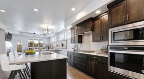 Refrigerador, microondas, horno, placa de cocina