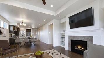 Smart-tv, eldstad, tv-spel och böcker