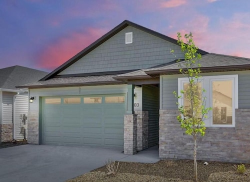 The Cozy & Classy Boise Home                           No cleaning fee!