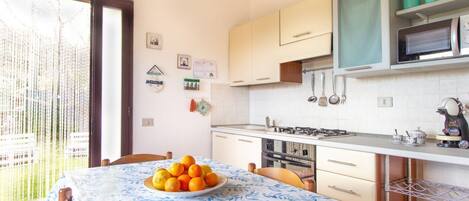 Réfrigérateur, un four, cafetiÚre-théiÚre, vaisselle et ustensiles