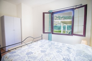 2 habitaciones, tabla de planchar con plancha y cuna de viaje 