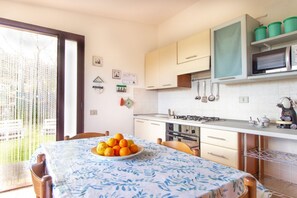 Refrigerador, horno, cafetera y tetera y utensilios de cocina 