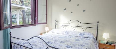 2 soverom, strykejern/-brett og reiseseng for barn